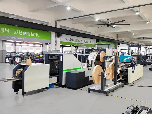 Como uma máquina de fazer sacolas de papel afeta a escolha da matéria-prima?